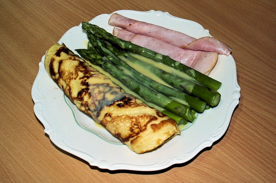 Spargel mit Schinken, Pfannkuchen und Hollandaise