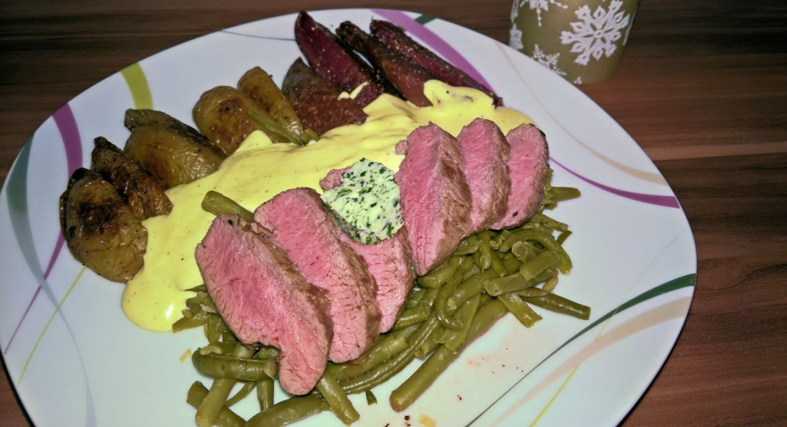 Lammlachse mit Bohnen, Kartoffelpalten und Bernaise