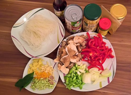 Nấm Phở sốt cà ri cay mit Bánh phở, Saucen, Gemüse und Gewürzen